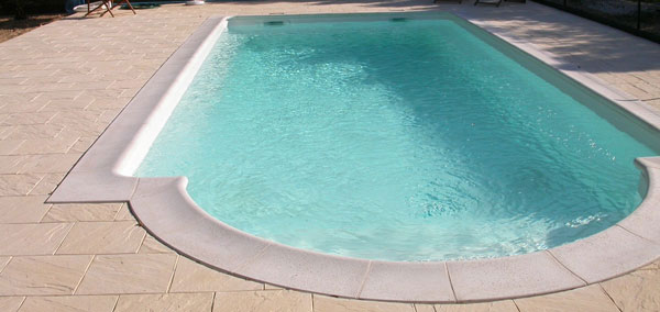 Création piscine béton à Arles