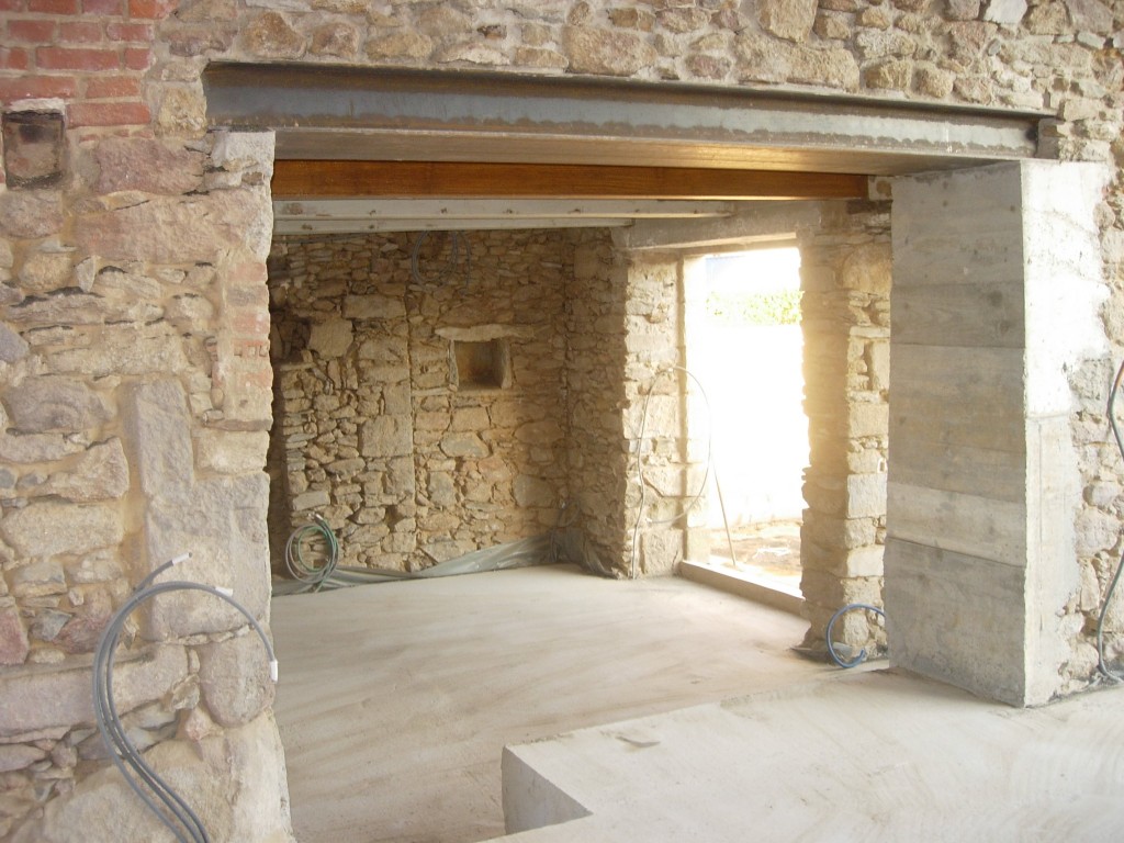 Ouverture de mur en pierre, en béton à Saint-Mitre-les-Remparts